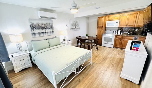 Superior Queen Studio w/ Kitchen & Shared Backyard