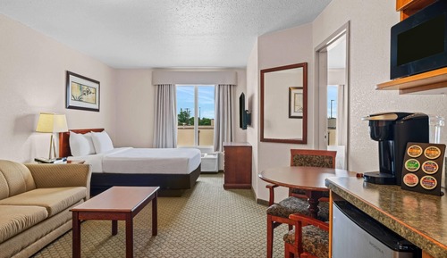 2 Queen Bed 1 Sofa bed Bedroom Efficiency