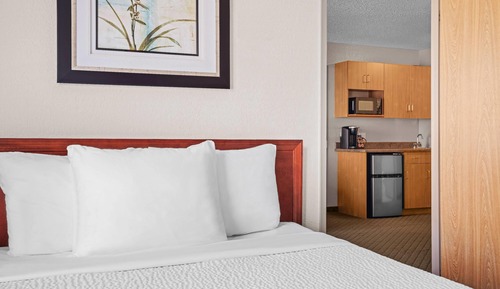 1 Queen Bed 1 Sofa bed Bedroom Efficiency
