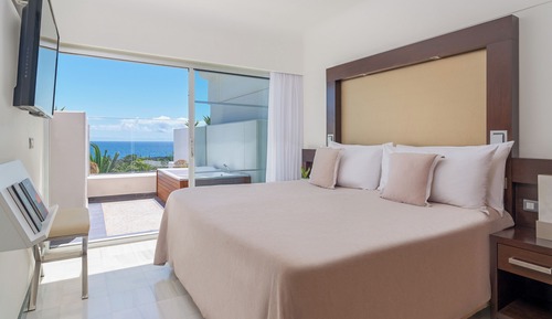 Suite Front Ocean View with Whirlpool