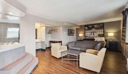 Deluxe Studio Suite, 1 King Bed, Smoking