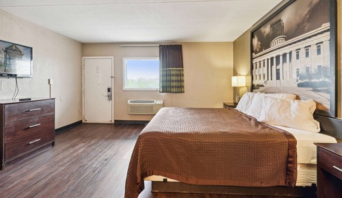 Executive Room, 1 King Bed, Smoking, Refrigerator & Microwave
