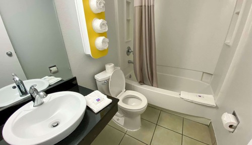 Deluxe Suite, 1 Queen Bed, Smoking