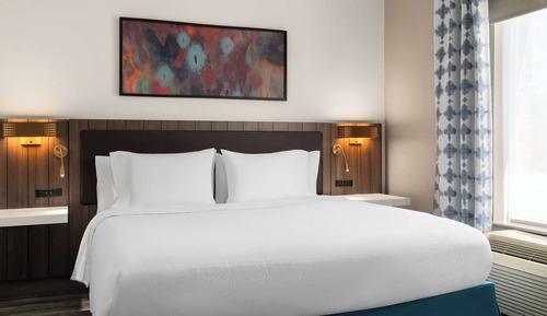 Suite, 1 King Bed, Accessible