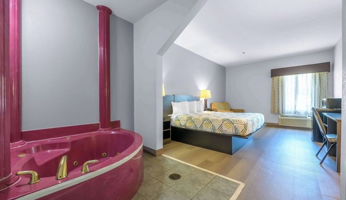 Deluxe Room, 1 King Bed, Non Smoking, Hot Tub