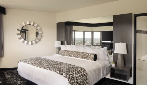Deluxe Room, 1 King Bed, Mobility Accessible (Roll-in Shower)