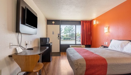 Deluxe Room, 1 Queen Bed, Accessible, Smoking