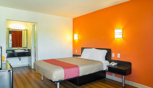 Deluxe Room, 1 Queen Bed, Smoking, Refrigerator & Microwave