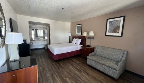 Single Room, 1 Queen Bed