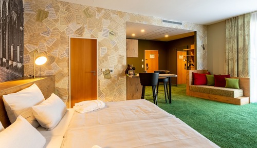ROOMY Large Double Room with kitchenette