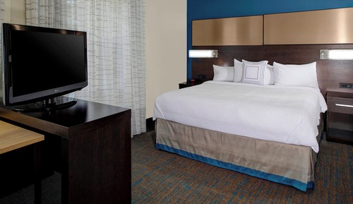 Suite, 2 Bedrooms (Mobility/Hearing Access, Roll-In Shwr)
