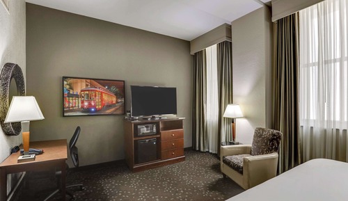 Deluxe Room, 1 King Bed, Accessible, Refrigerator & Microwave (Tub)