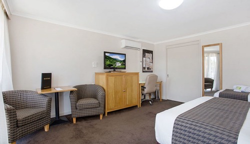 Premium Queen Accessible Room