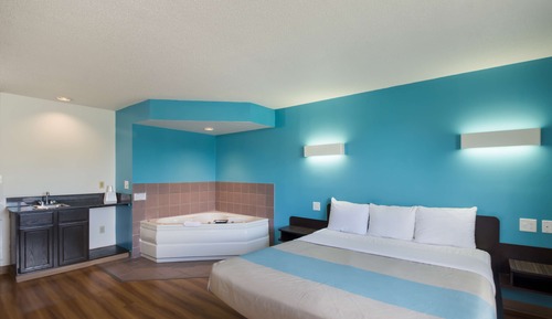 Deluxe Suite, 1 King Bed, Non Smoking, Hot Tub