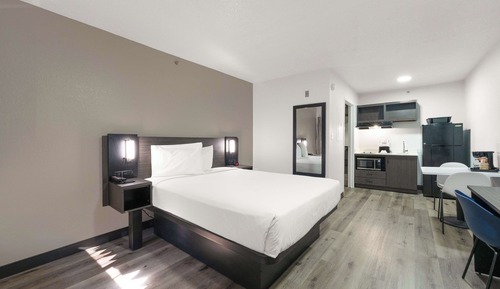 Deluxe Room, 1 Queen Bed, Smoking, Refrigerator & Microwave