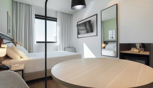 Connected Family Room (3 Adults + 1 Child)