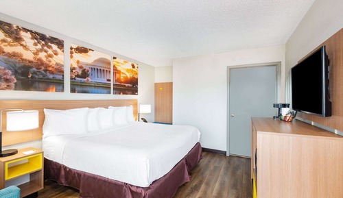 Standard Room, 1 King Bed, Smoking, Refrigerator & Microwave