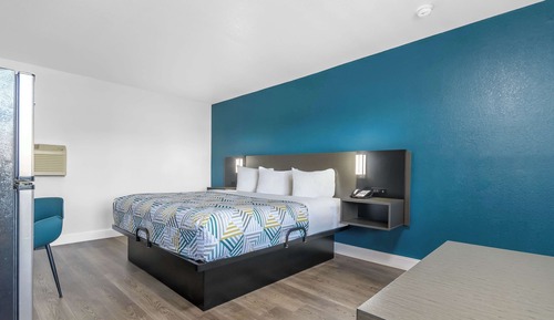 Standard Room, 1 King Bed, Accessible, Non Smoking