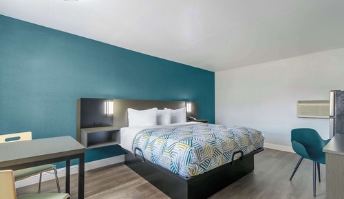 Standard Room, 1 King Bed, Non Smoking, Kitchenette