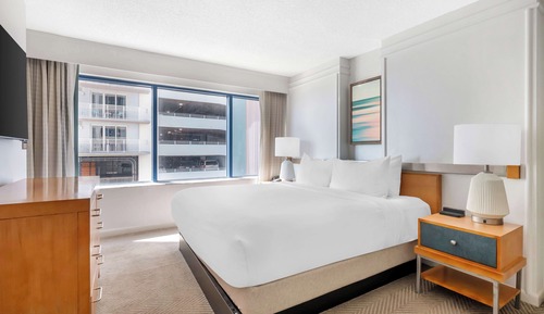 1 BEDROOM KING SUITE WITH ACCESSIBLE TUB