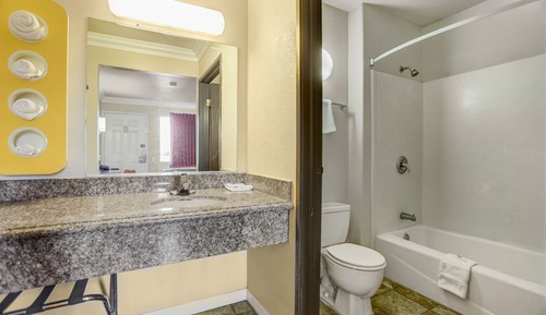 Deluxe Room, 1 Queen Bed, Non Smoking, Refrigerator & Microwave
