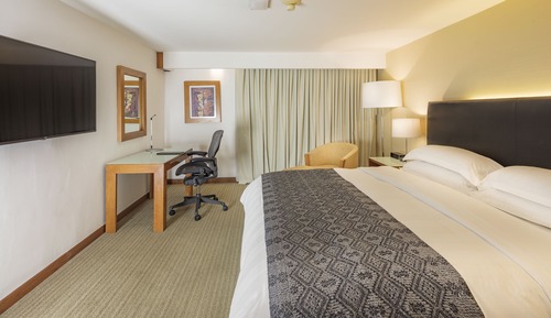 Classic Room, 1 King Bed, Accessible, Club Lounge Access
