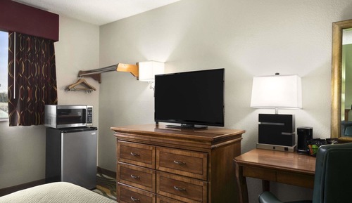 Standard Room, 1 Queen Bed
