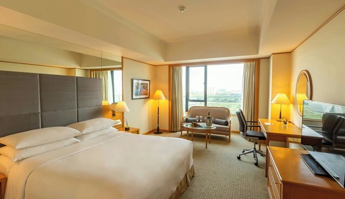 Club Room, 1 King Bed, Non Smoking, River View