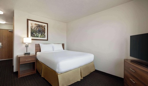 Room, 1 Queen Bed, Accessible, Non Smoking (Tub with Grab Bars)