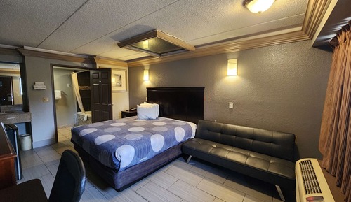 Suite, 1 King Bed, Smoking (Supreme)