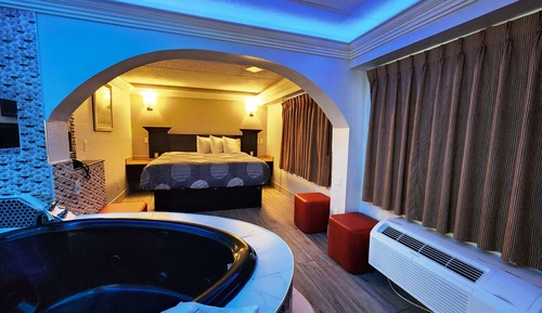 Suite, 1 King Bed, Non Smoking, Jetted Tub
