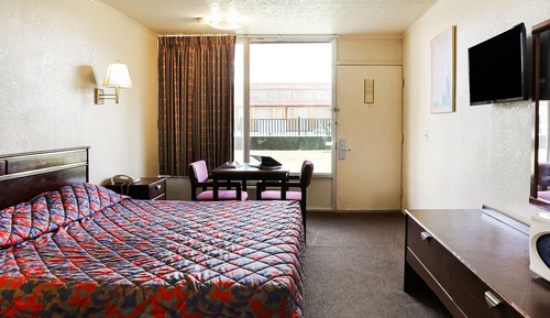 Economy Room, 1 King Bed - Smoking