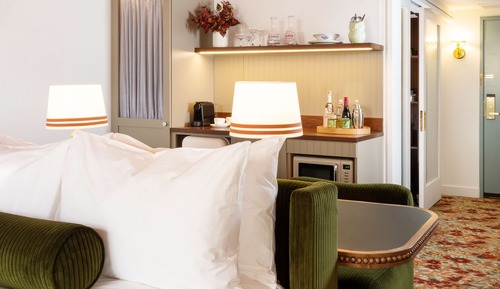 Standard Room, 1 Queen Bed, Pool View (Queen)