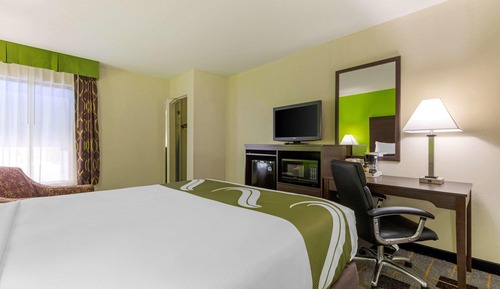 1 Queen beds with Sofabeds ( Upper Floor)