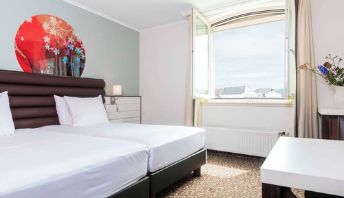 Comfort Room, 2 Twin Beds, City View