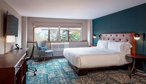 Deluxe Room, 1 King Bed (Mobility/Hearing Access, Roll-In Shwr)