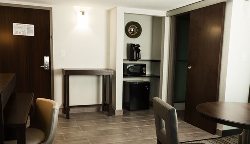 Suite, 1 Bedroom (Communication, Roll-In Shower)