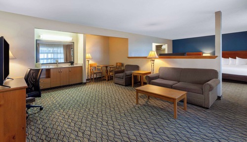Deluxe Studio Suite, 2 Queen Beds and Sofa Bed, Lake View