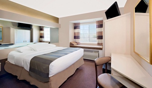 Suite, 1 Queen Bed, Accessible, Smoking