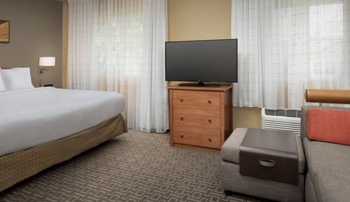 Suite, 1 Queen Bed with Sofa bed (Mobility Accessible, Roll-in Shower)