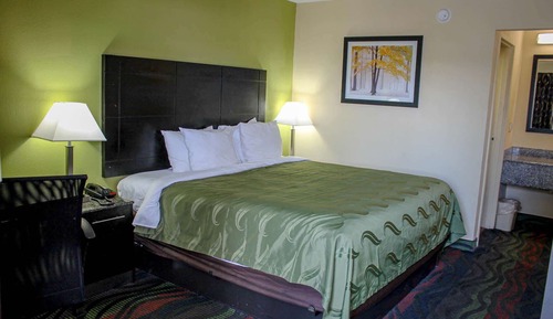 Standard Room, 1 Queen Bed, Non Smoking, Refrigerator & Microwave