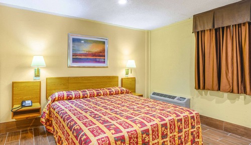 Room, 1 King Bed, Smoking, Microwave