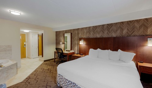 Standard Room, 1 King Bed, Non Smoking, Jetted Tub