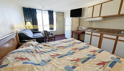 Room, 1 King Bed, Smoking