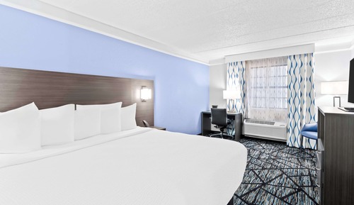 Standard Room, 1 King Bed, Accessible, Non Smoking