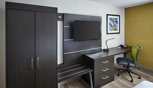 Standard Room, 2 Queen Beds, River View (Partial River View)