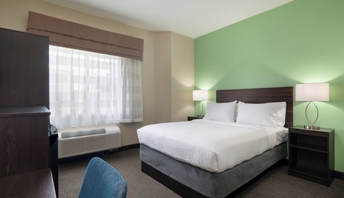 Standard Room, 1 Queen Bed, Accessible Bathtub (Communication)