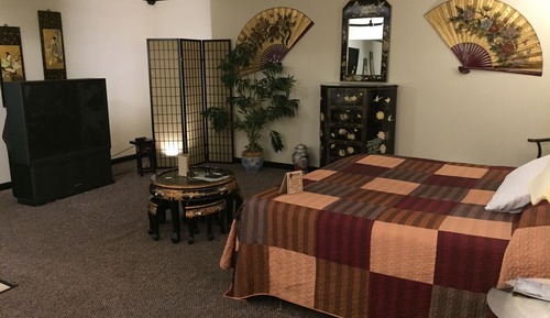 Oriental Themed Suite with One king size bed Room Jaccuzi, Smoking
