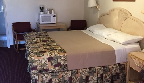 Non Poolside room with One king size bed Non smoking