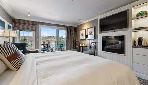 Upperbeach King (Partial Beachview, Balcony) 